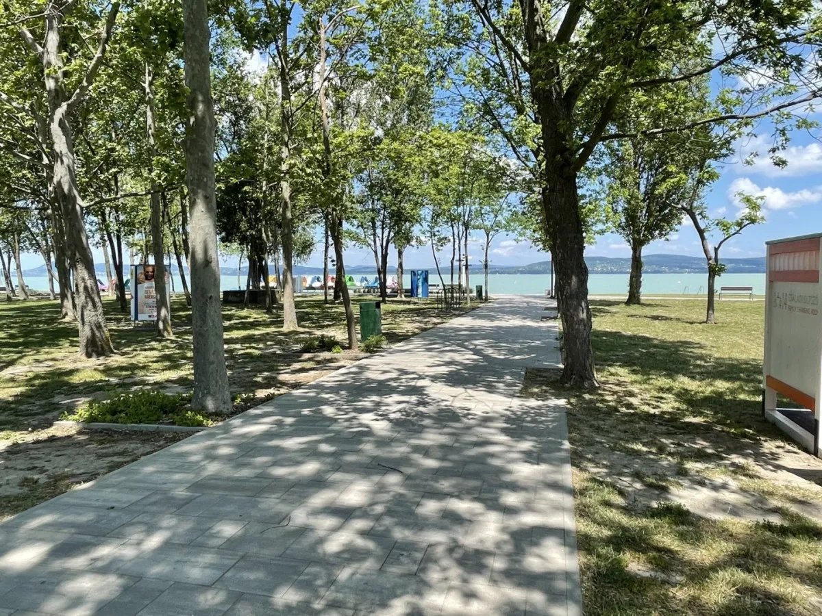 A balatonboglári Platán Strandot az ikonikus Gömbkilátó mellett találjuk