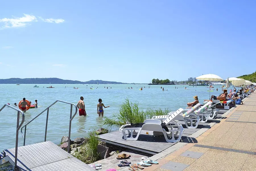 A balatonfüredi egyenletesen mélyülő Kisfaludy Strand a családoknak ideális választás lehet