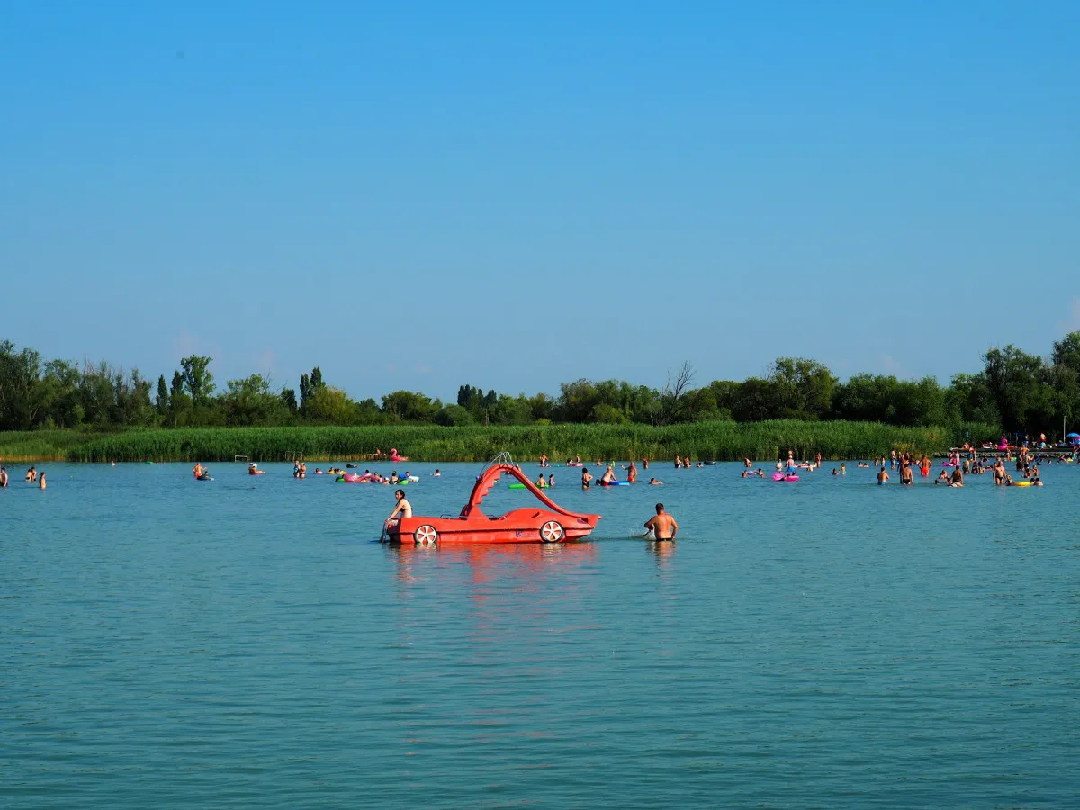 Balatonmáriafürdőn a Központi Strand kiváló elhelyezkedéssel, megújult infrastruktúrával biztosítja a felhőtlen szórakozást