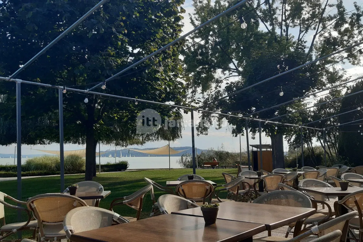 A balatonfüredi Esterházy Strand prémium környezetet teremt a kikapcsolódáshoz