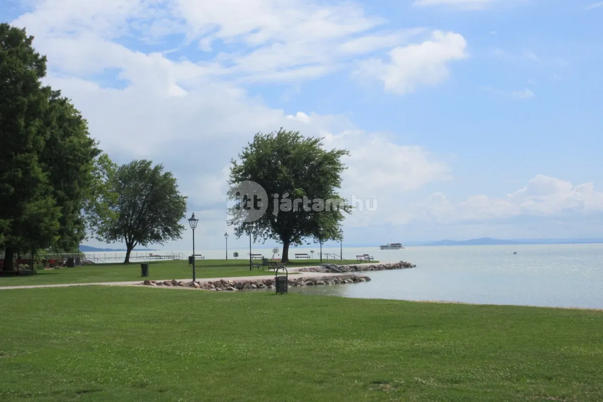Mindegy mivel érkezel, bármivel könnyen megközelítheted a balatongyöröki Községi Strandot