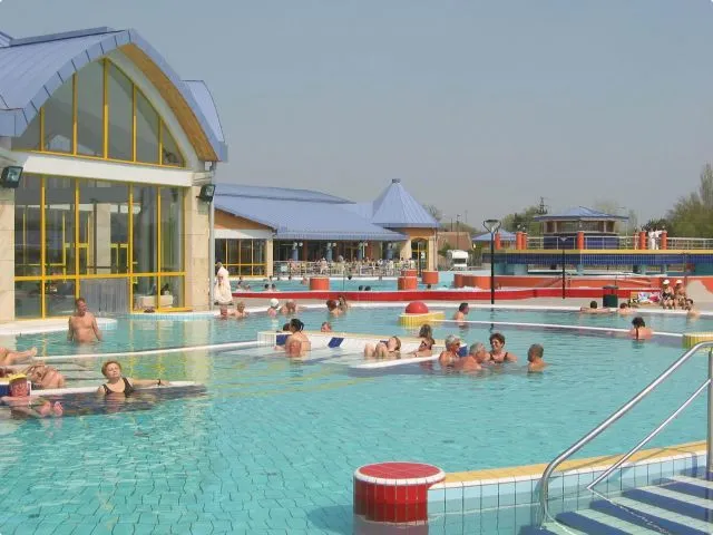 A Sárvári Gyógy- és Wellnessfürdőben minden hónapban szerveznek éjszakai fürdőzést