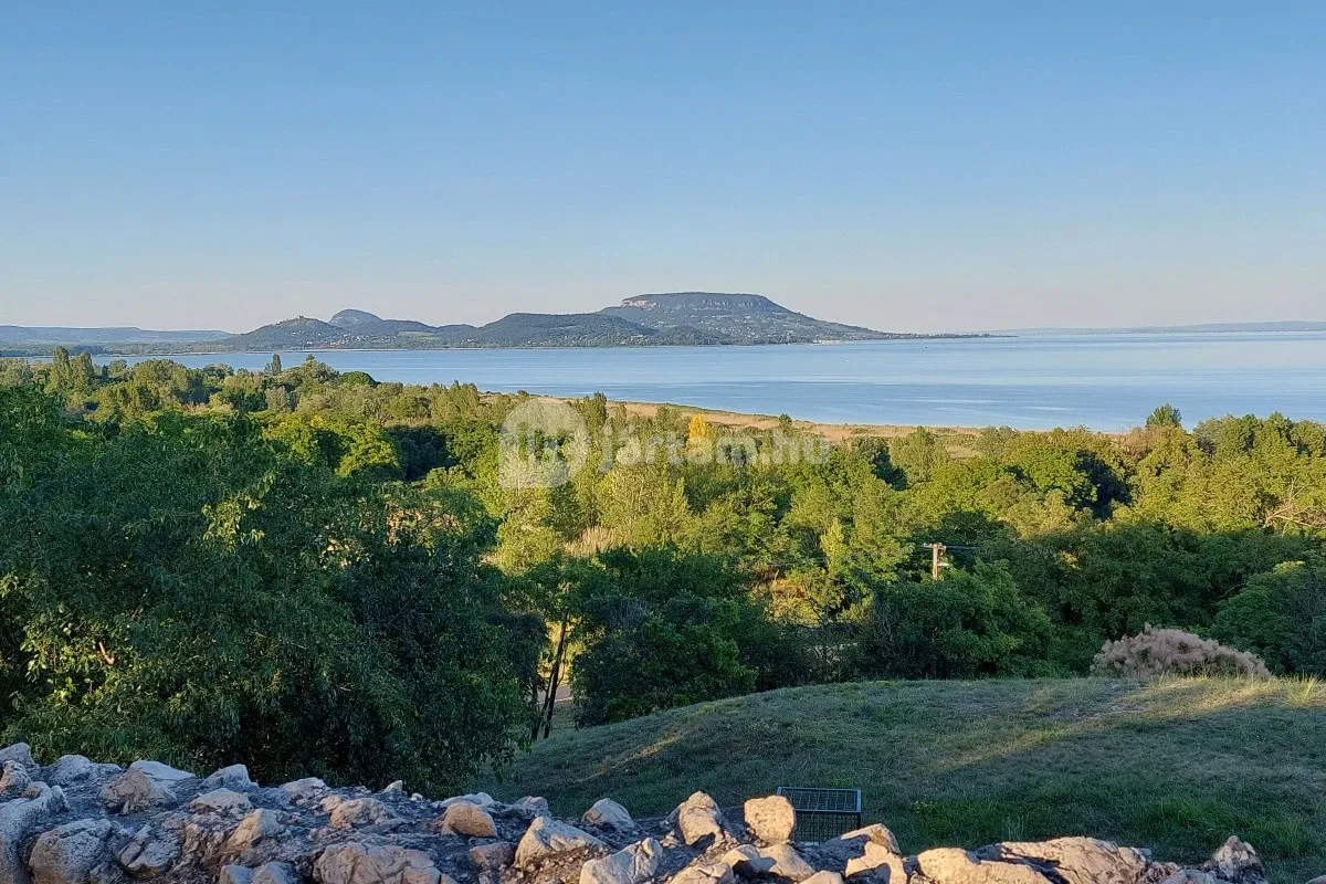 A balatongyöröki Szépkilátóból páratlan panoráma nyílik a Balatonra és a tanúhegyekre