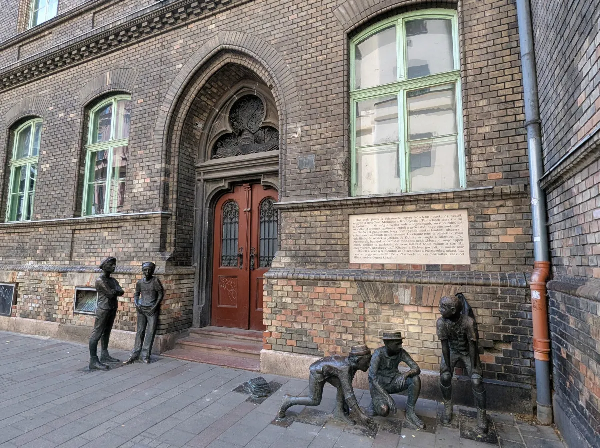 A Pál utcai fiúk szobra Budapest egyik legkedveltebb irodalmi emlékhelye