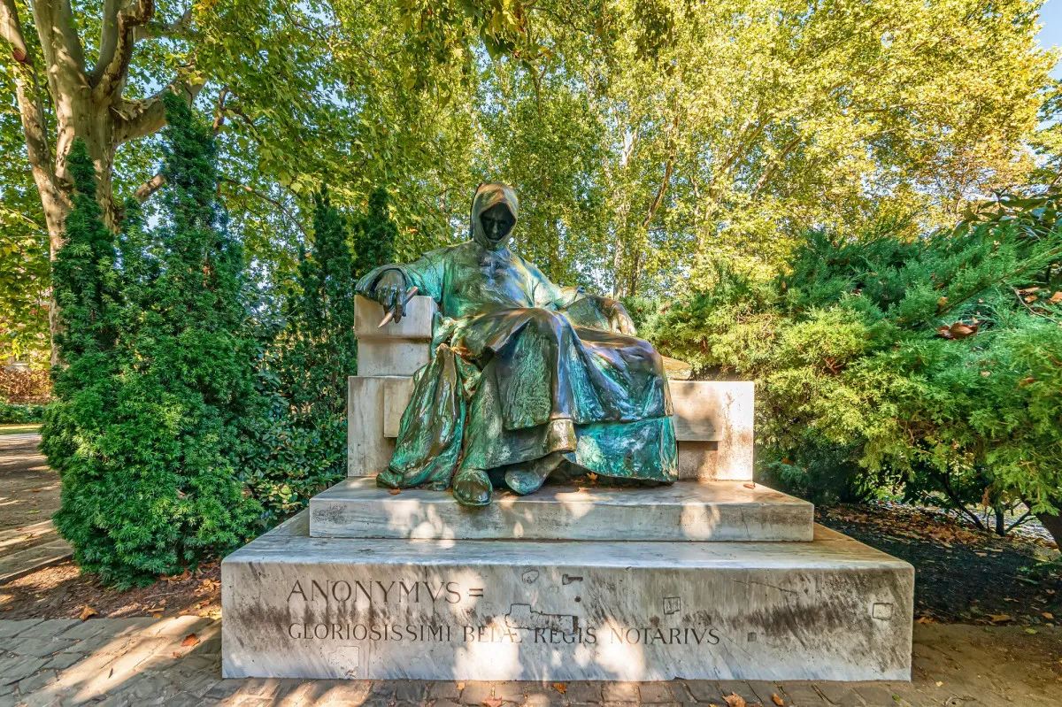Anonymus tolla már fényesre kopott a turisták érintéseitől
