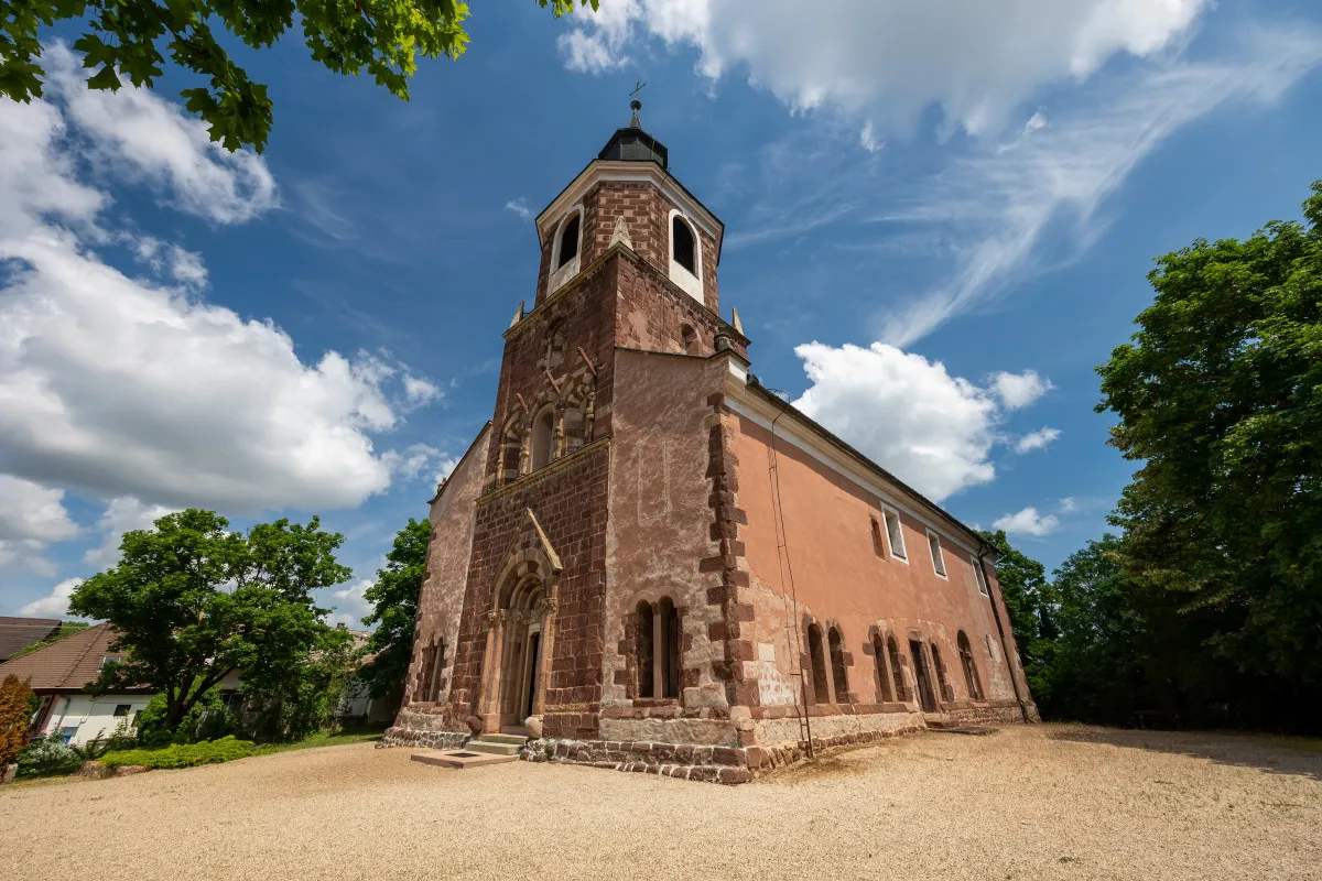 A Balaton-felvidék egyik legszebb román kori temploma, évszázados kőfalaival és időtálló hangulatával.