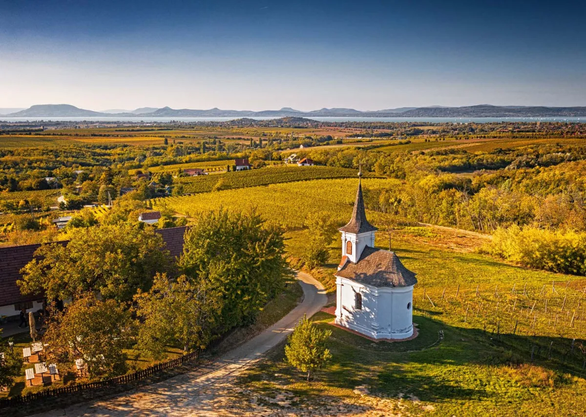 A balatonlellei Szent Donát-kápolna a Kishegy szőlői fölött magasodik, lenyűgöző balatoni panorámával.
