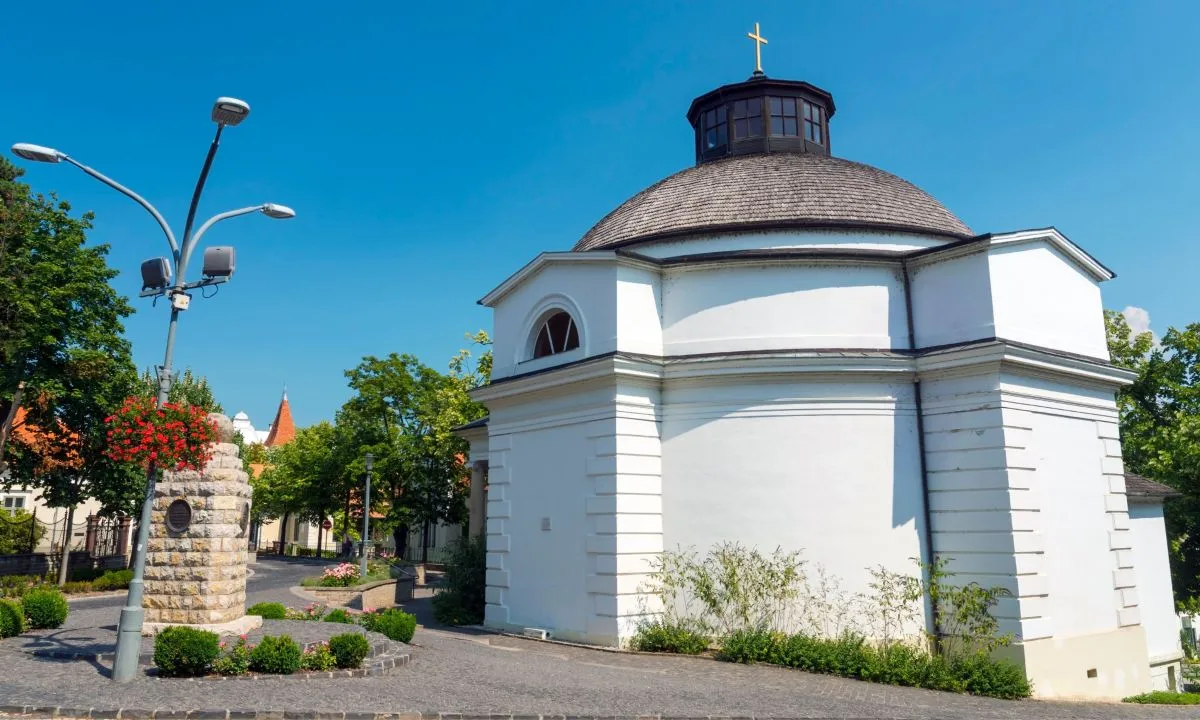 A balatonfüredi kör alaprajzú Kerektemplom különleges barokk építészetével a város egyik jelképe.