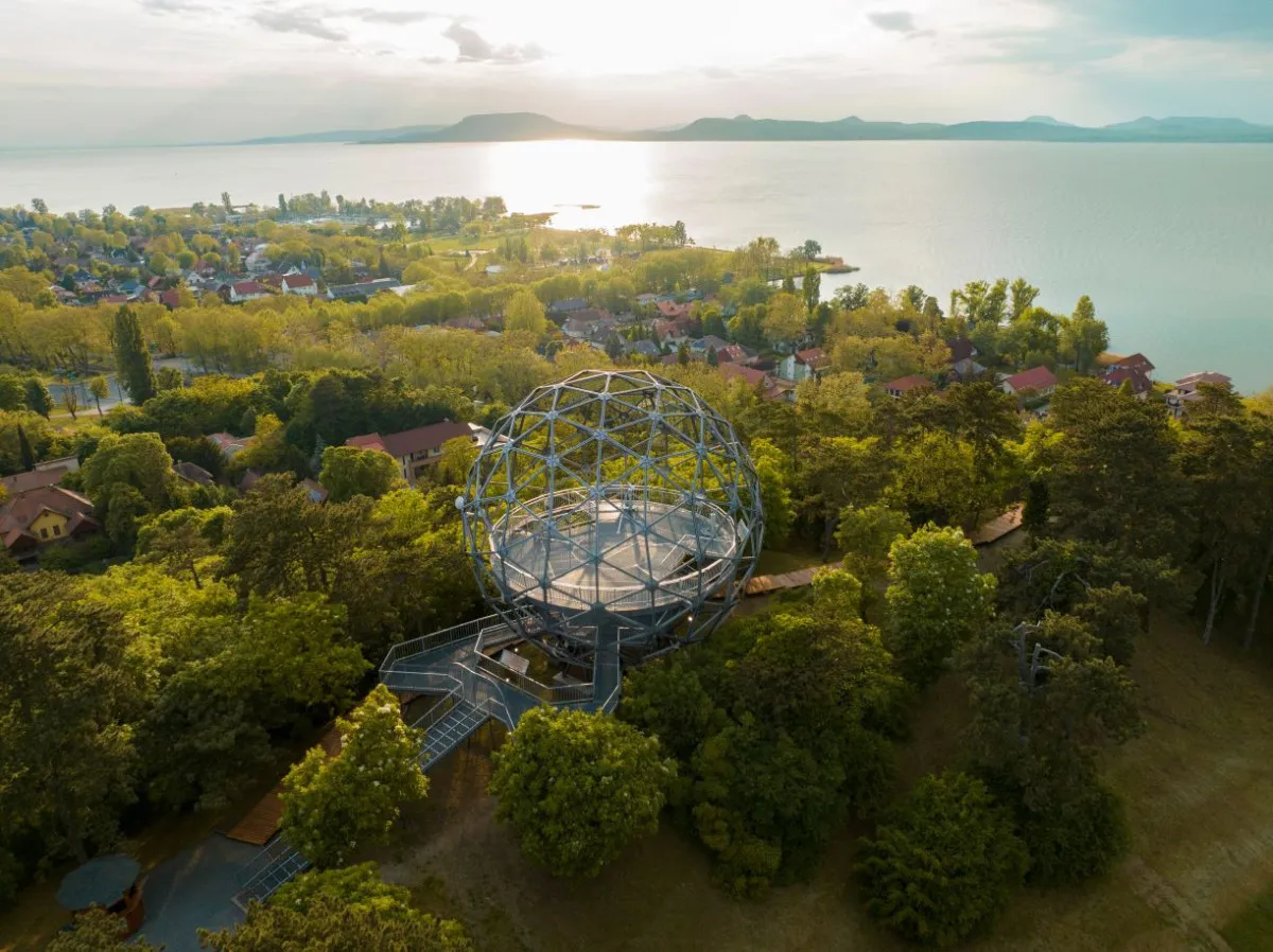Gyönyörködj Balatonbogláron a Gömbkilátóban állva a festői tájban!
