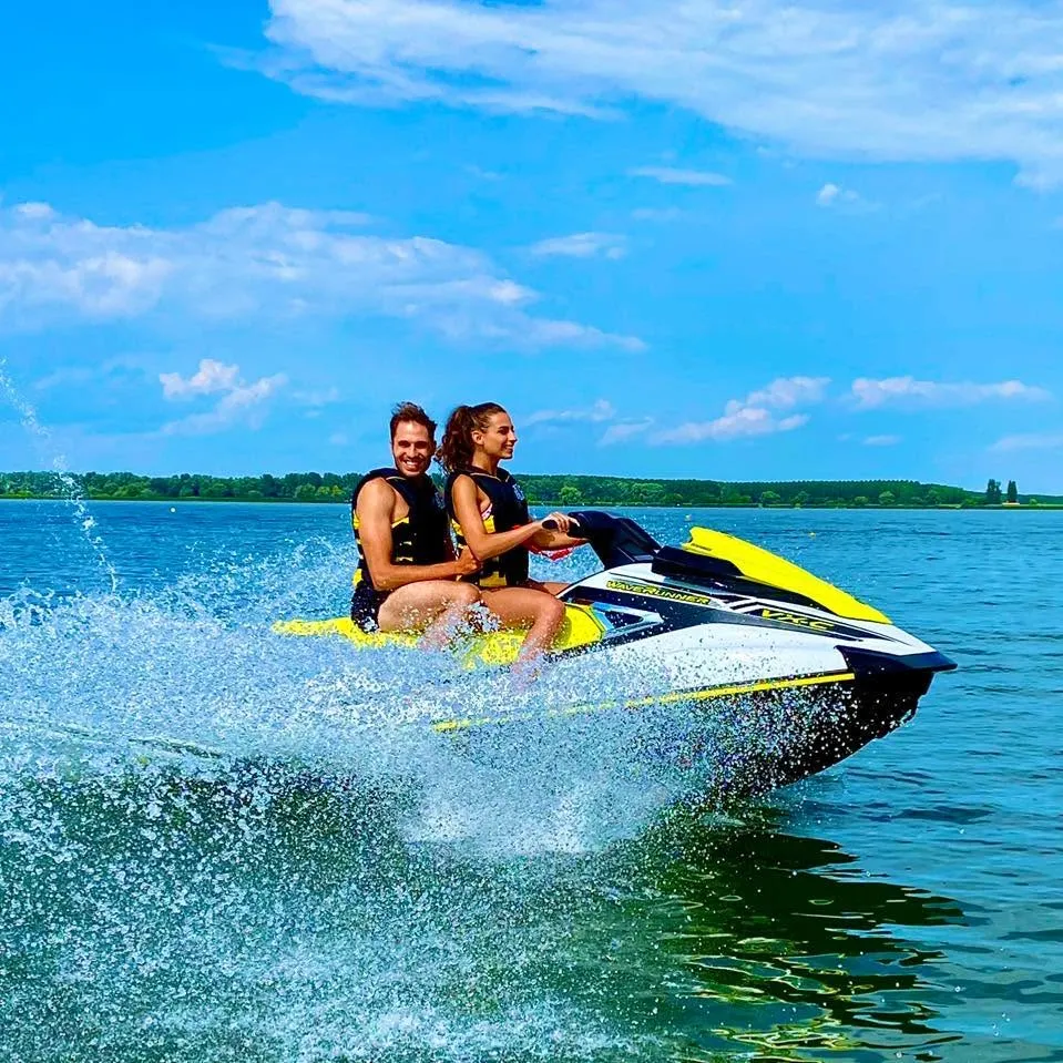 Abádszalókon hullámlovagolhatunk is a Riviera Vízisport jóvoltából/ Fotó: Riviéra Vízisport Tisza-tó - Abádszalók Facebook oldala