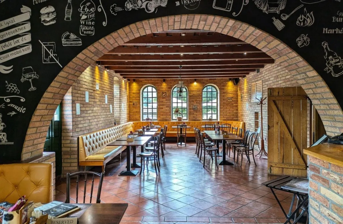 A villánykövesdi Hotel Cabernet pinceéttermében felejthetetlen borkóstolóra is benevezhetsz