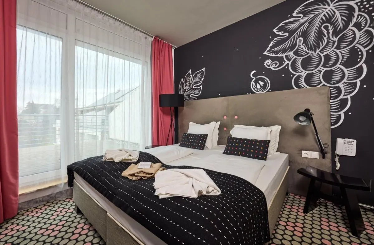 A badacsonyi Hotel Bonvino Wine & Spa kényelmes és vidám szobái a szőlők történetéről mesélnek