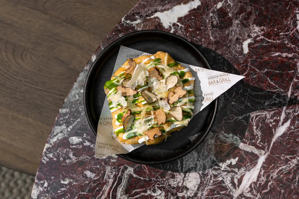 Jászsági nyári szarvasgombával és libamájjal gazdagított lángos / Forrás: Gordon Ramsay Bar & Grill Budapest