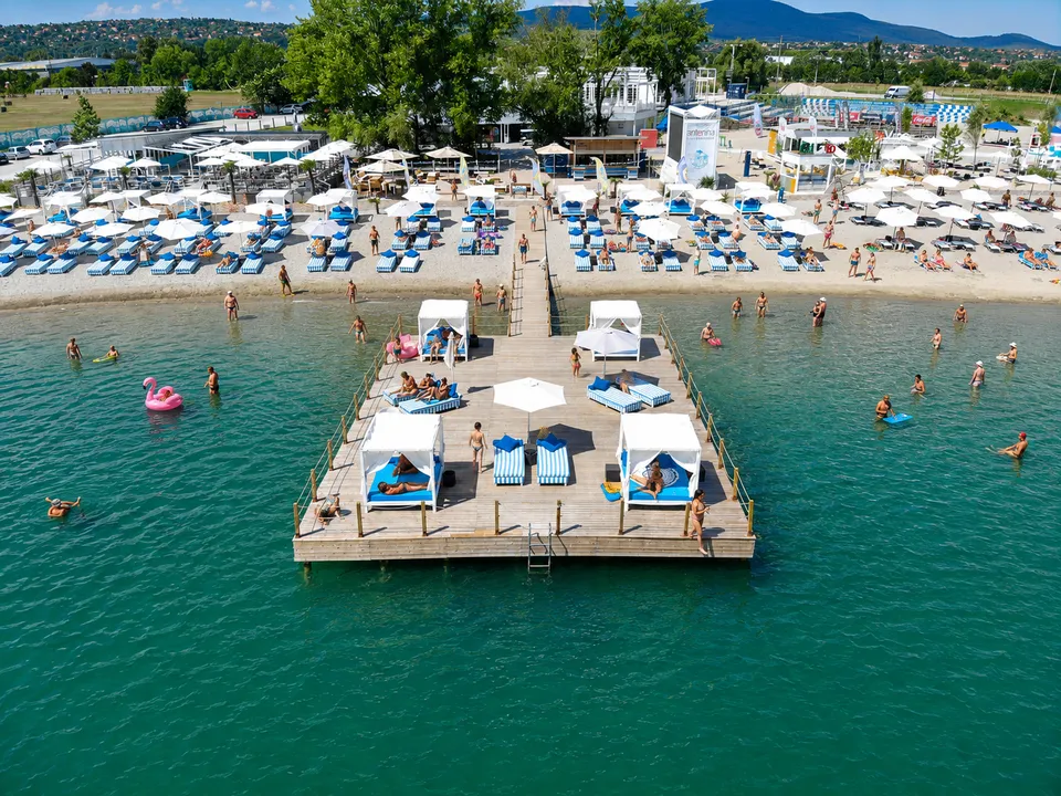 A Lupa Beachen igazi tóparti, nyaralóhelyes hangulatot találunk/ Fotó: Lupa Beach Facebook oldala