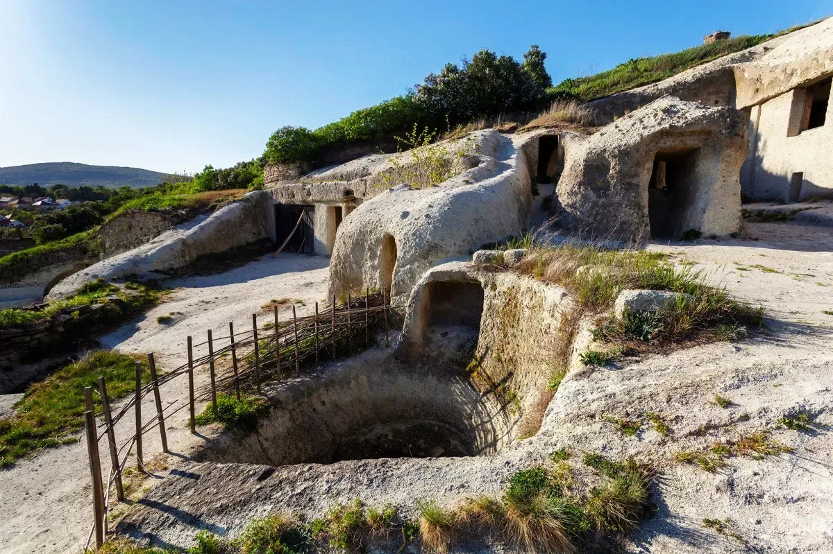A Dűne forgatásának egyik helye, a noszvaji Barlanglakások ma főként turistalátványosság és művésztelep