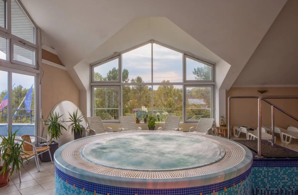 A keszthelyi Kristály Hotel kerékpáros szálláshelyként működik és a wellnessszolgáltatásuk is pazar!