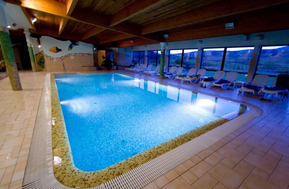Móron a Hétkúti Wellness Hotelben biciklizés közben a táj és a wellness vízi világának szépsége miatt megszűnik körülötted a világ