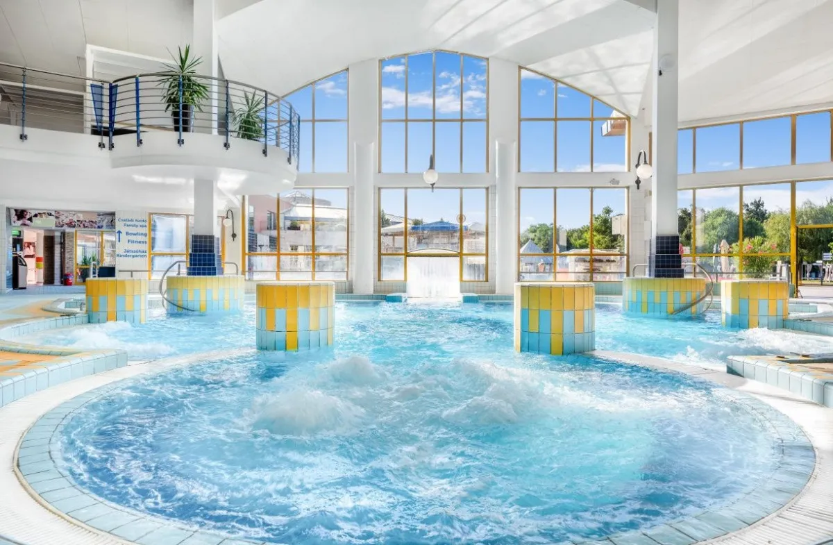 A Park Inn by Radisson Sárvár közvetlen összeköttetésben áll a Gyógy- és wellnessfürdővel