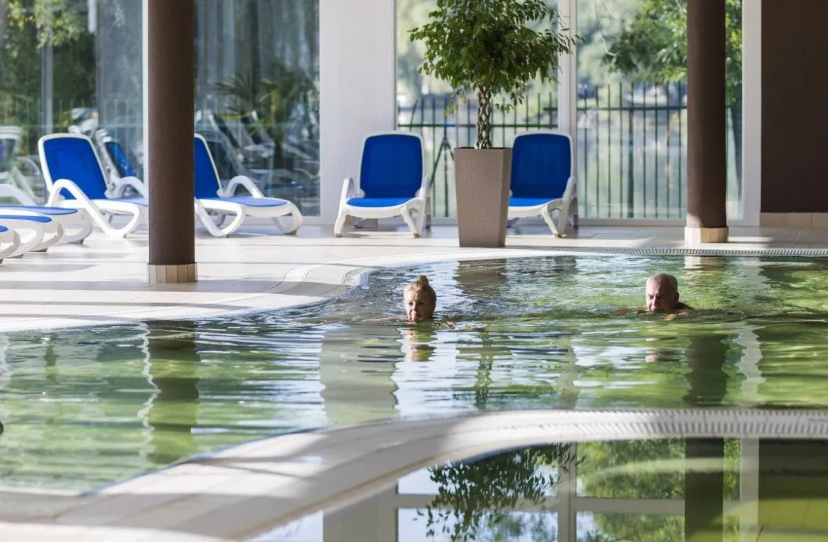 A Hunguest Hotel Sóstóból fedett folyosón keresztül közelítheted meg az Aquarius Élményfürdőt