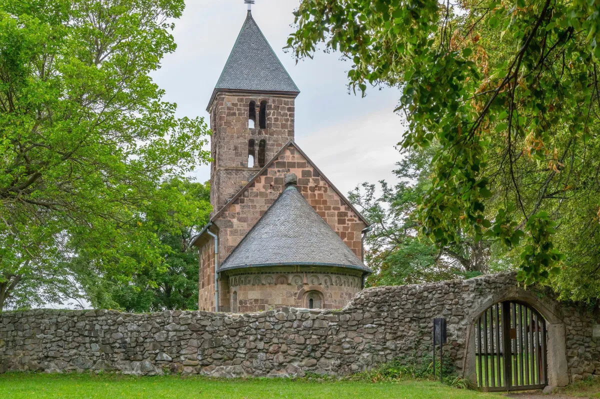 Állj a startmezőhöz Nagybörzsönyben, a több száz éves Szent István-templomnál!