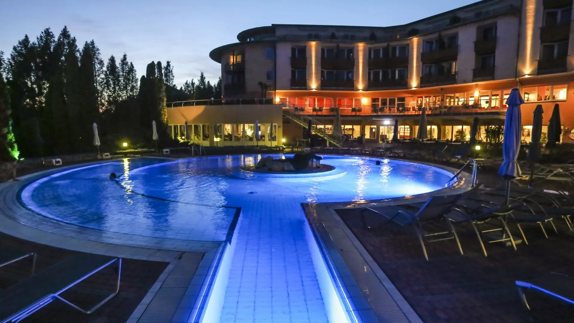 A hévízi Lotus Therme Hotel & Spa kültéri medencéje télen is fürdőzésre csábít.