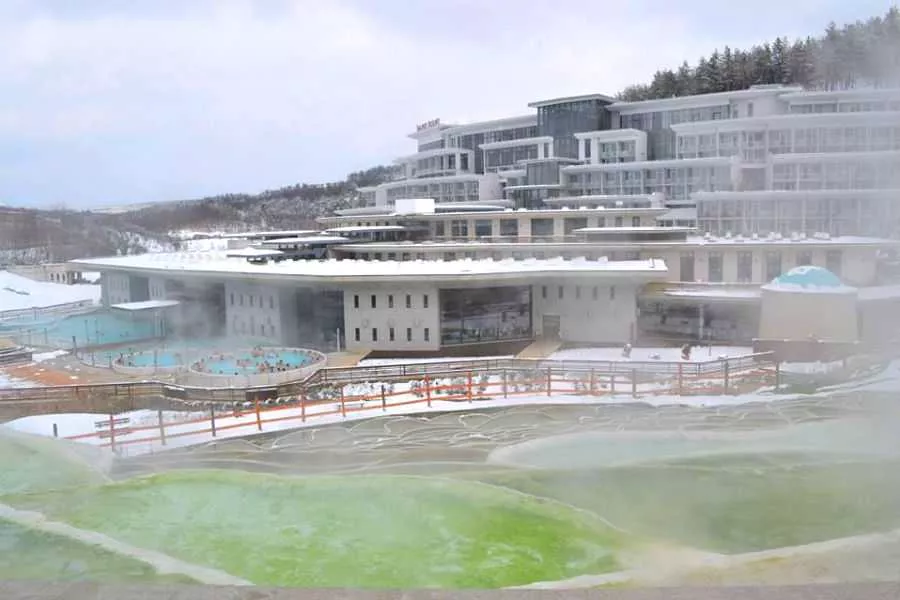 Saliris Resort&Spa, Egerszalók - igazi kikapcsolódást nyújt a kültéri termálvizes medence télen is.