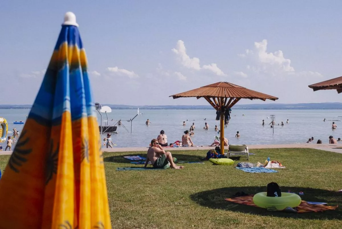 Balatoni szállodák saját stranddal.