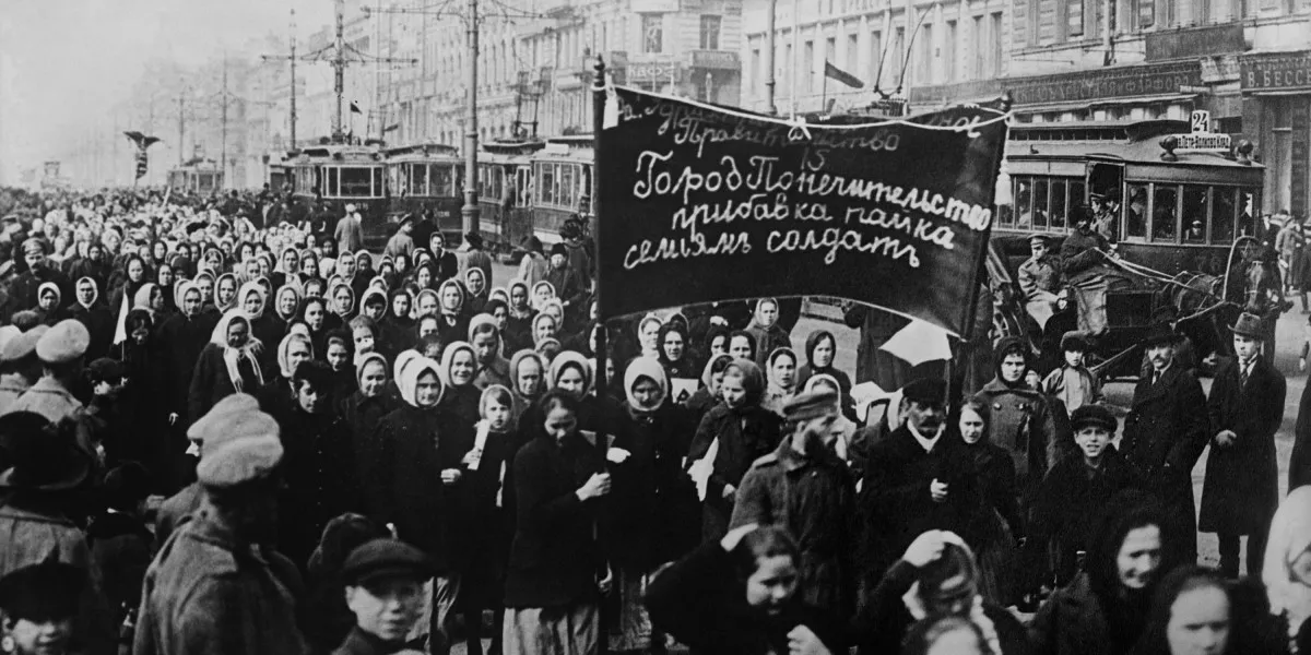 Női felvonulás az orosz forradalom idején Szentpéterváron, 1917-ben