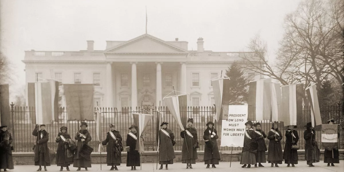 Tüntetés a Fehér Ház előtt 1918-ban, mivel Thomas Woodrow Wilson elnök nem támogatta a nők választójogát.