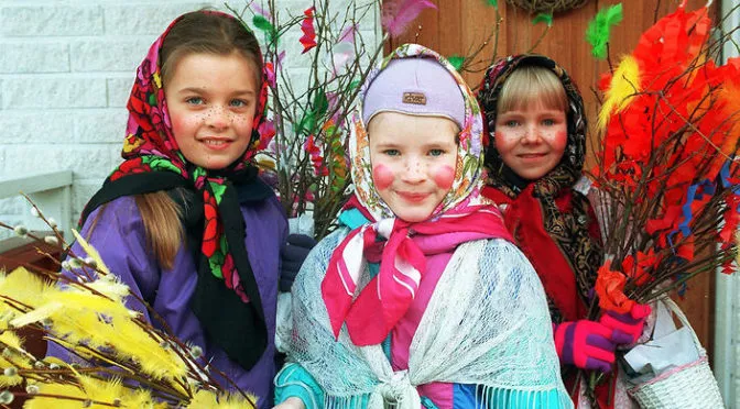 Finnországban a gyerekek házról házra járnak, a Halloween-hez hasonlóan.