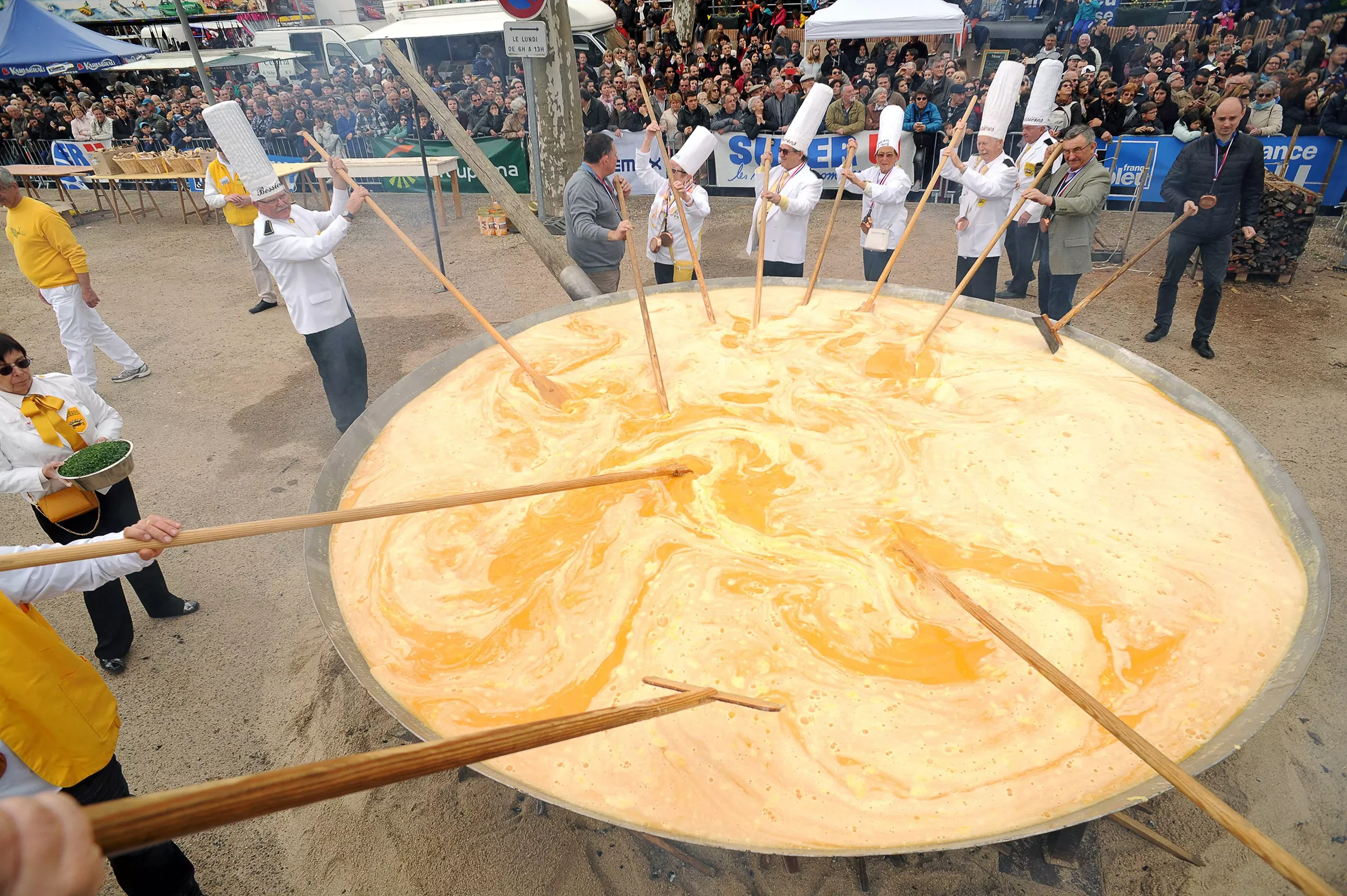 A dél-franciaországi Bessieres-ben óriás omlettet készítenek húsvétkor.