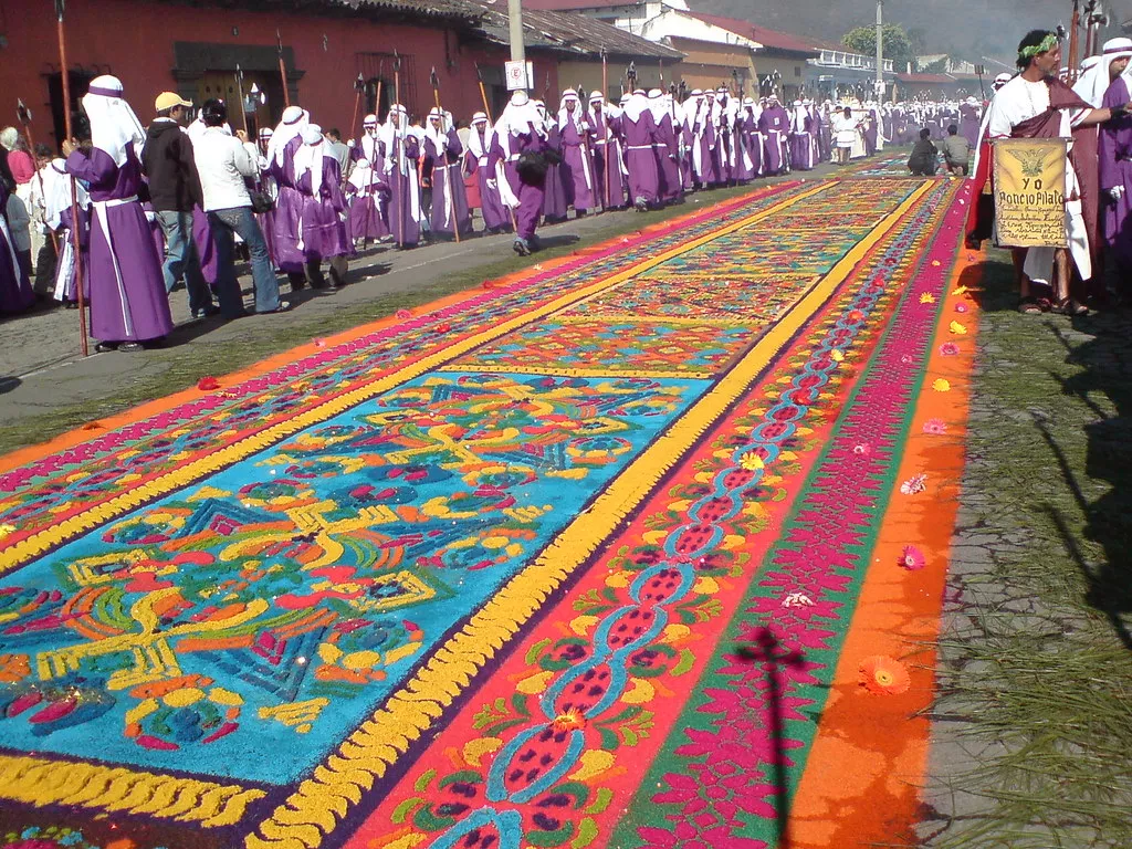 Antigua Guatemala városában színes fűrészporból és virágokból készült mintás szőnyegeket fektetnek le a húsvéti felvonulás előtt.