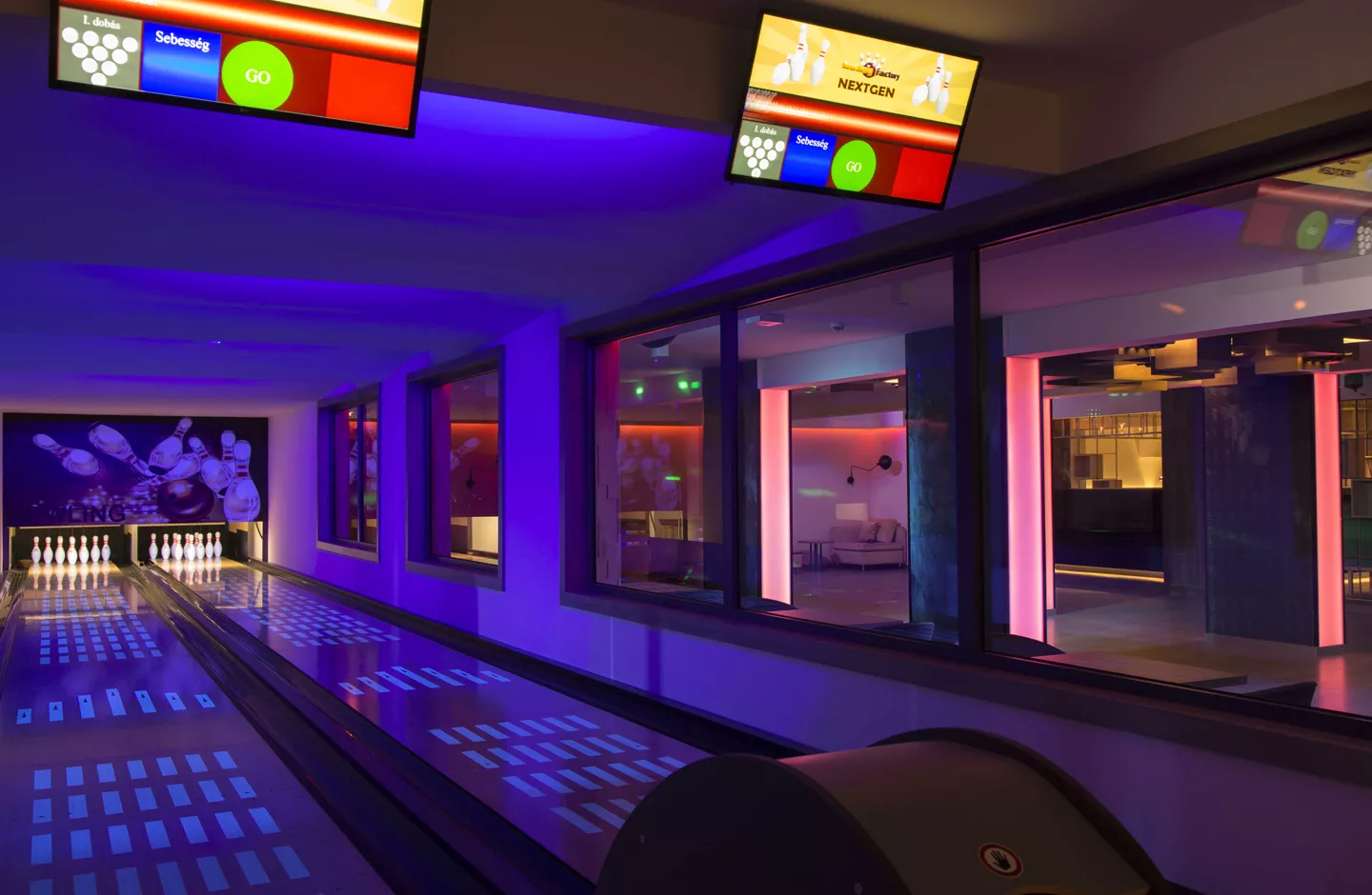 A kétpályás bowlingpálya csak egy a kikapcsolódási lehetőségek közül.