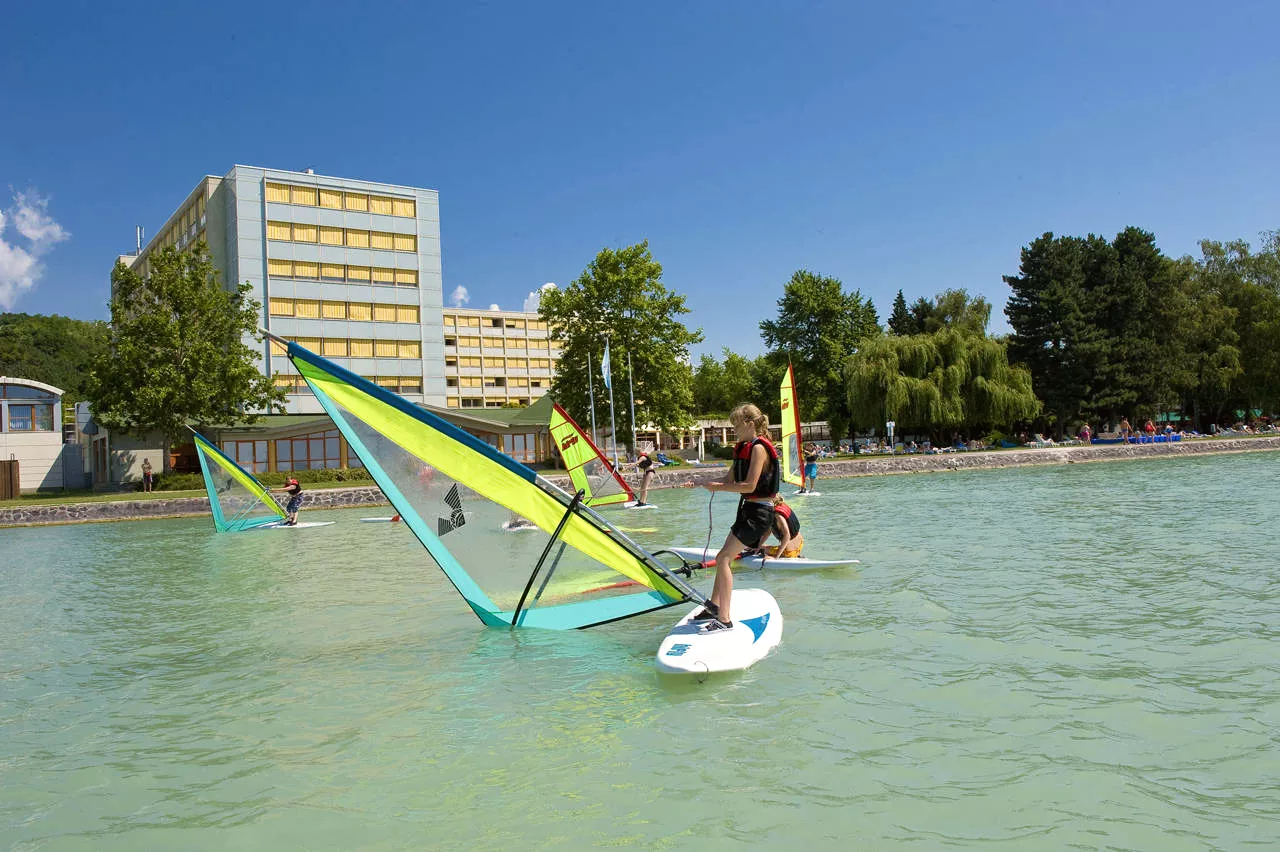 A Club Tihany Hotel a 13 hektáros ősparkkal és az 500 méter hosszú saját stranddal megannyi szórakozási lehetőséget kínál.