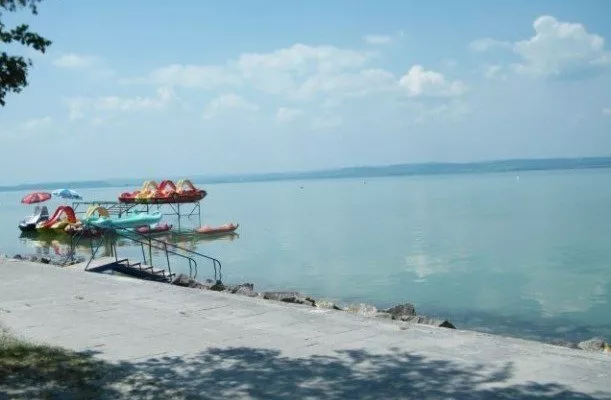 A siófoki Hotel Magistern saját strandja és játszótere miatt kisgyerekesek számára is kitűnő választás.