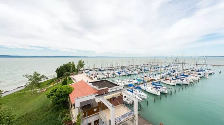 Siófokon saját stranddal és gyerekmedencével várják a családokat a Hotel Mólóban.