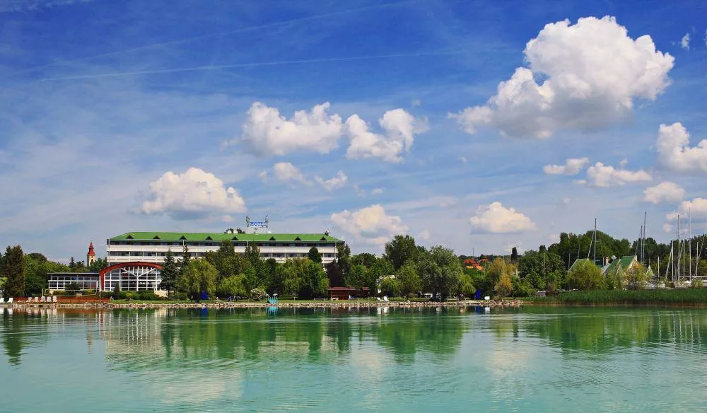 A HOTEL MARINA-PORT BALATONKENESE igazi családbarát szálloda saját stranddal.