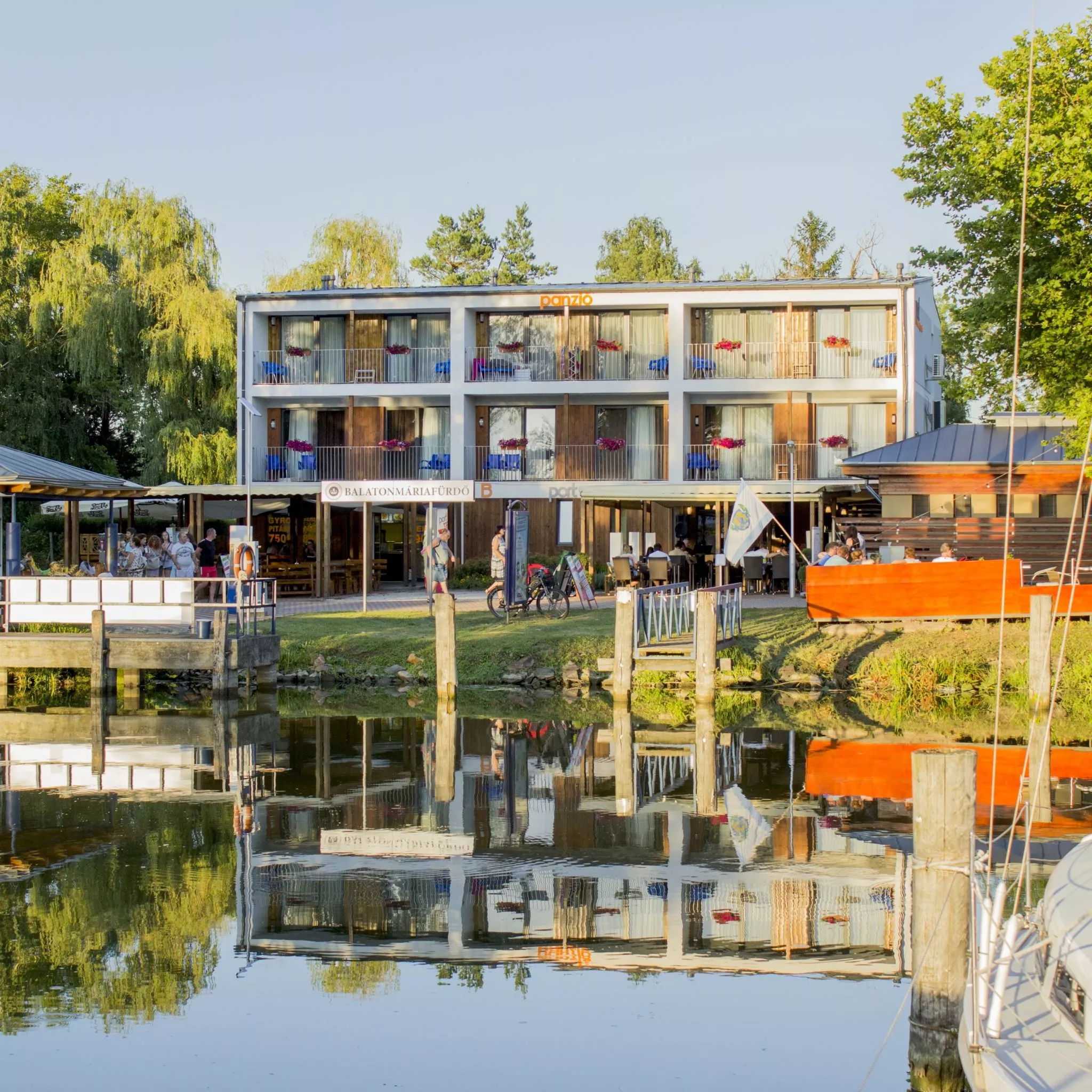 Csodás panoráma, vitorlás kikötő, szabadstrand - izgalmas lehetőségekkel vár mindenkit a Port Panzió Balatonmáriafürdőn