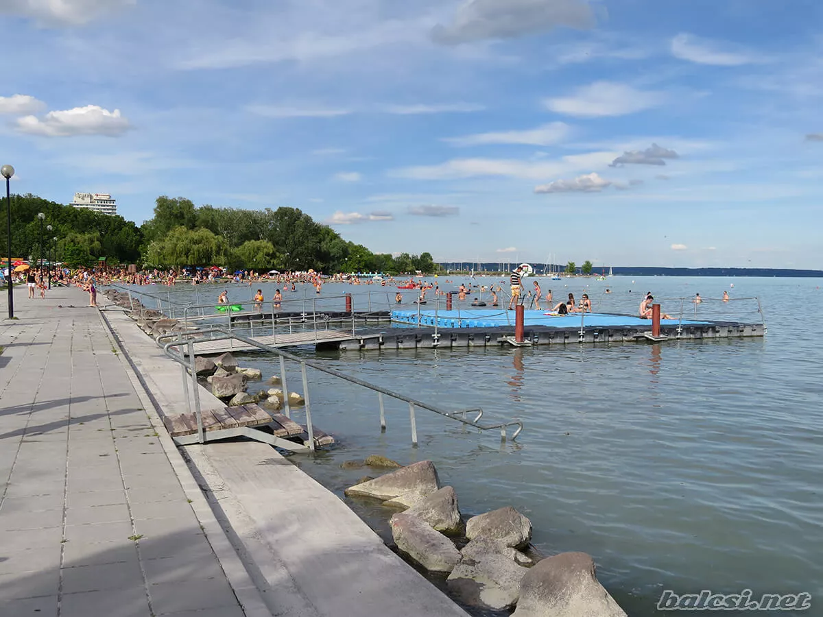 A Wesselényi strand, Balatonalmádi tökéletes célpontja lehet a strandolni vágyó családoknak és baráti társaságoknak.