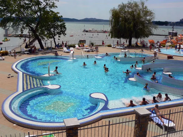 Rengeteg aktív kikapcsolódási lehetőség vár az Esterházy strandon, Balatonfüreden.