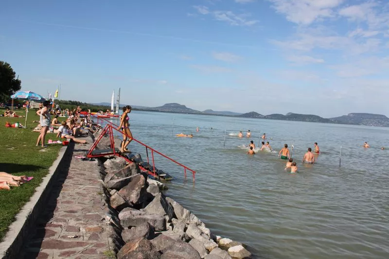 A balatongyöröki Községi strandra mindenkit szeretettel várnak, de szolgáltatásokkal leginkább a gyermekes családoknak kedveznek.