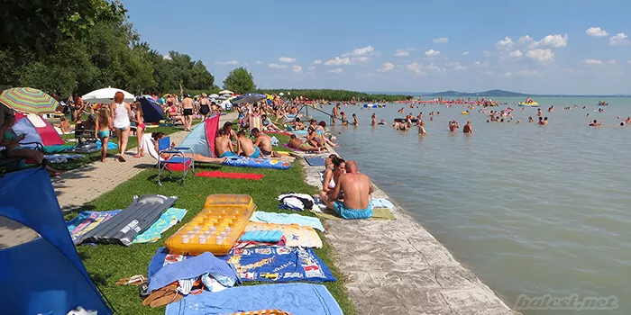 Aktív kikapcsolódási lehetőségek, homokos strand, festői környezet vár Szigligeten a Községi strandfürdőben.