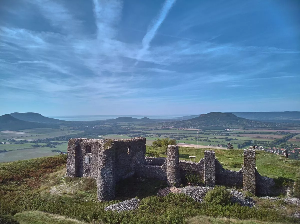 Lélegzetállító panoráma várja azokat, akik teljesítik a kb. 2 órás túrát Csobánc váráig.