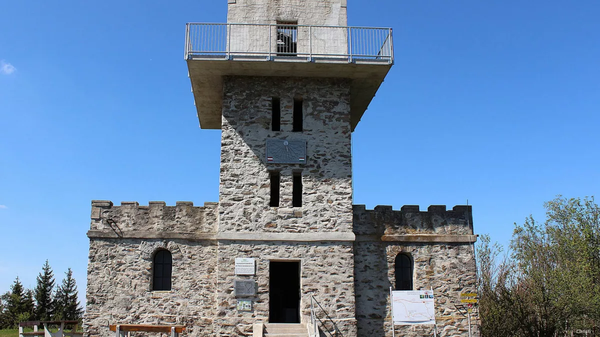 A Dunántúl legmagasabb pontjáról tiszta időben akár a Balatonig is el lehet látni.