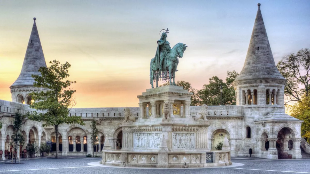 Budapest egyik legismertebb műemléke a Halászbástya. Neoromán kilátóteraszáról látható páratlan budapesti panoráma miatt a legjelentősebb idegenforgalmi látványosságok közé tartozik.