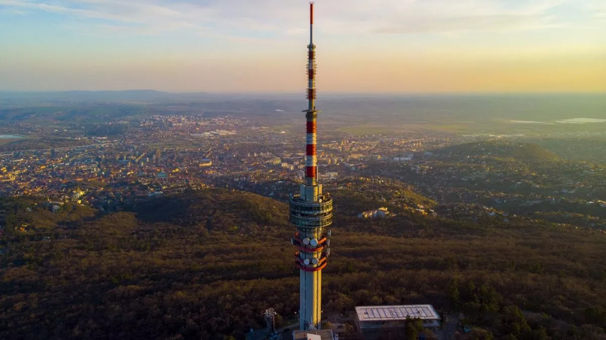 Pécs egyik nevezetessége a 197 méter magas TV-torony, ahonnan nem mellesleg páratlan a kilátás.