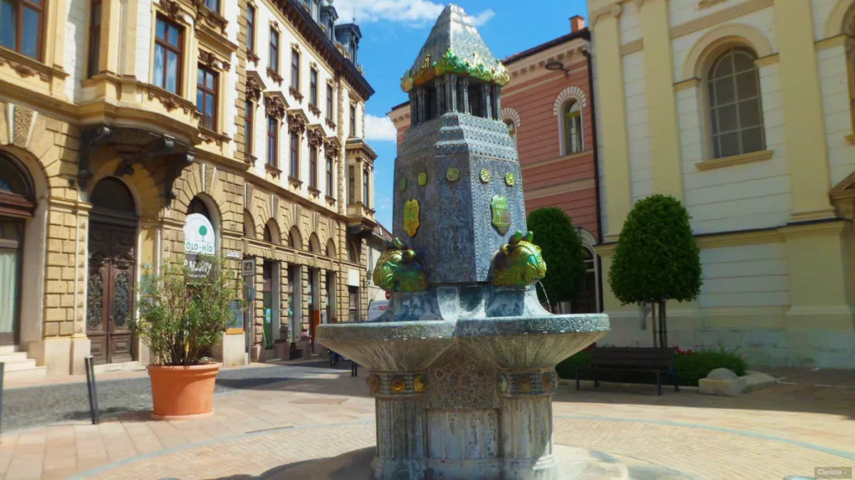 Érdemes elidőzni a Zsolnay-kútnál is, a Széchényi-tér déli részén.