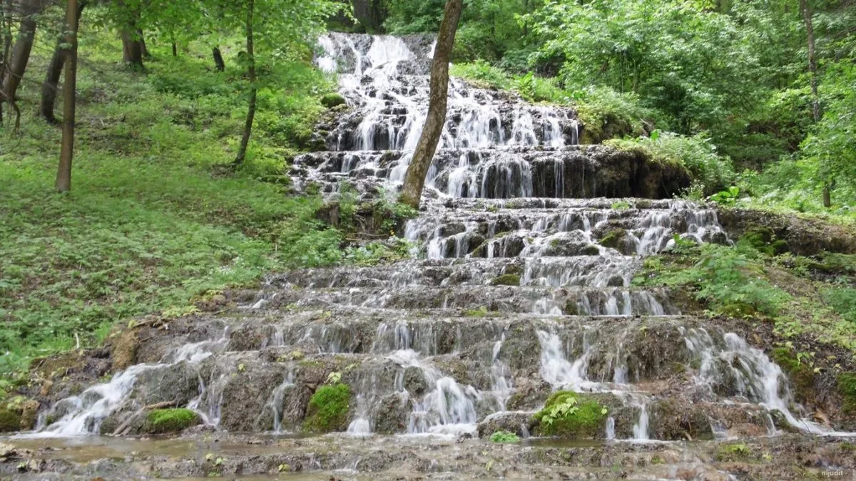 Magyarországon egyedülálló természeti jelenség a Szalajka-völgyben található, 17 méter hosszú vízesés.