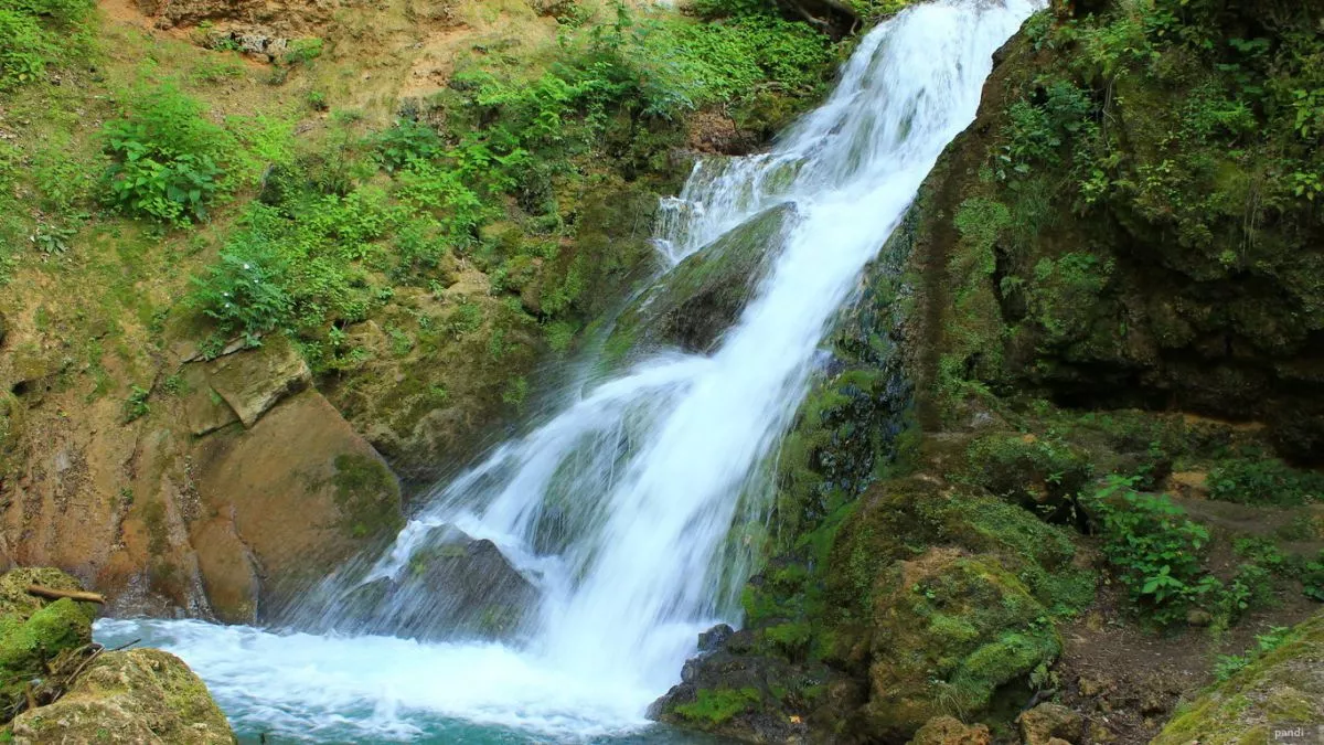 A lillafüredi, mesterségesen kialakított vízesés hazánk egyik legnépszerűbb turisztikai célpontja.