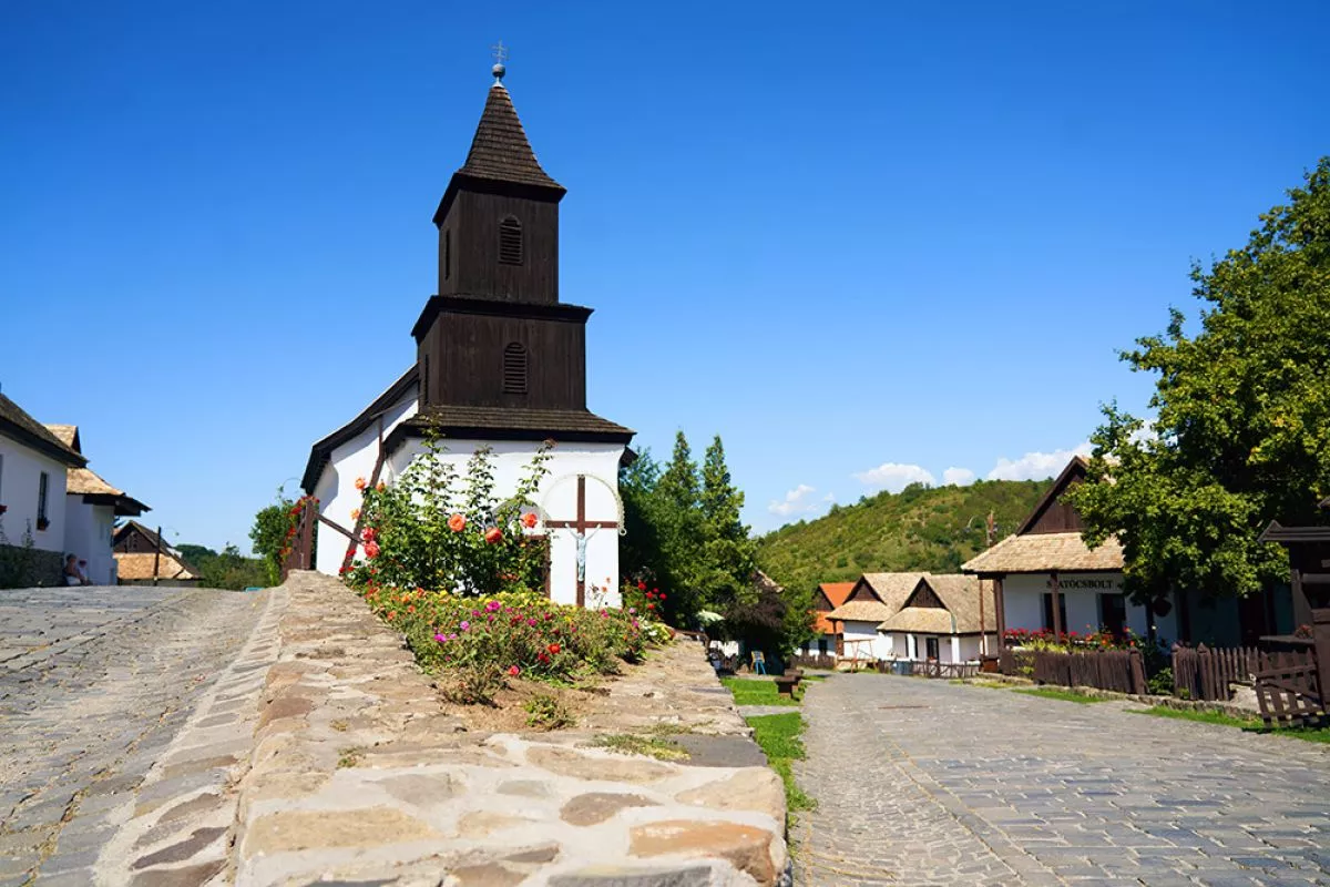 A hollókői Ófalu ésa Hollókői vár hazánk legnépszerűbb turisztikai látnivalói között tartják számon.